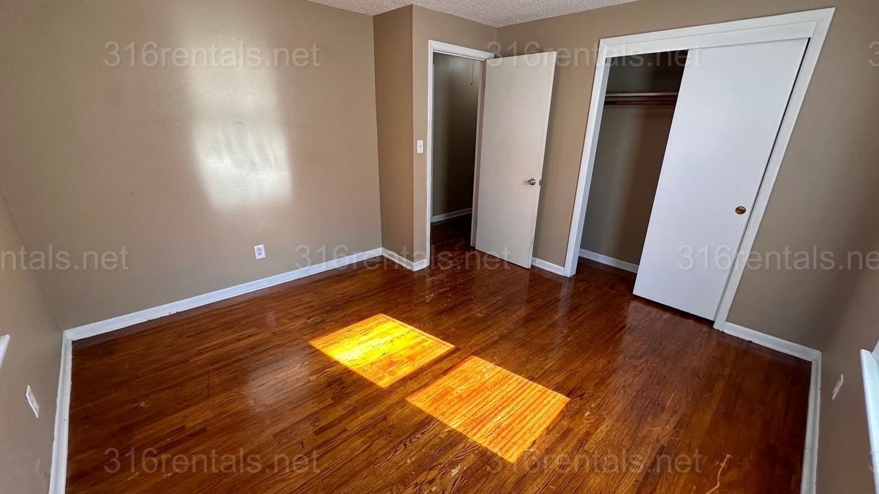 257 N Sabin St - Photo 4 of 15