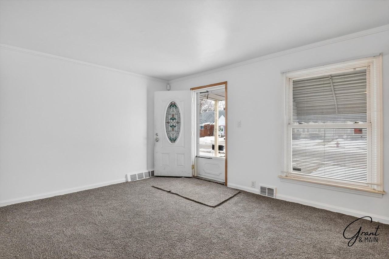 22856 Brittany Ave - Photo 3 of 27