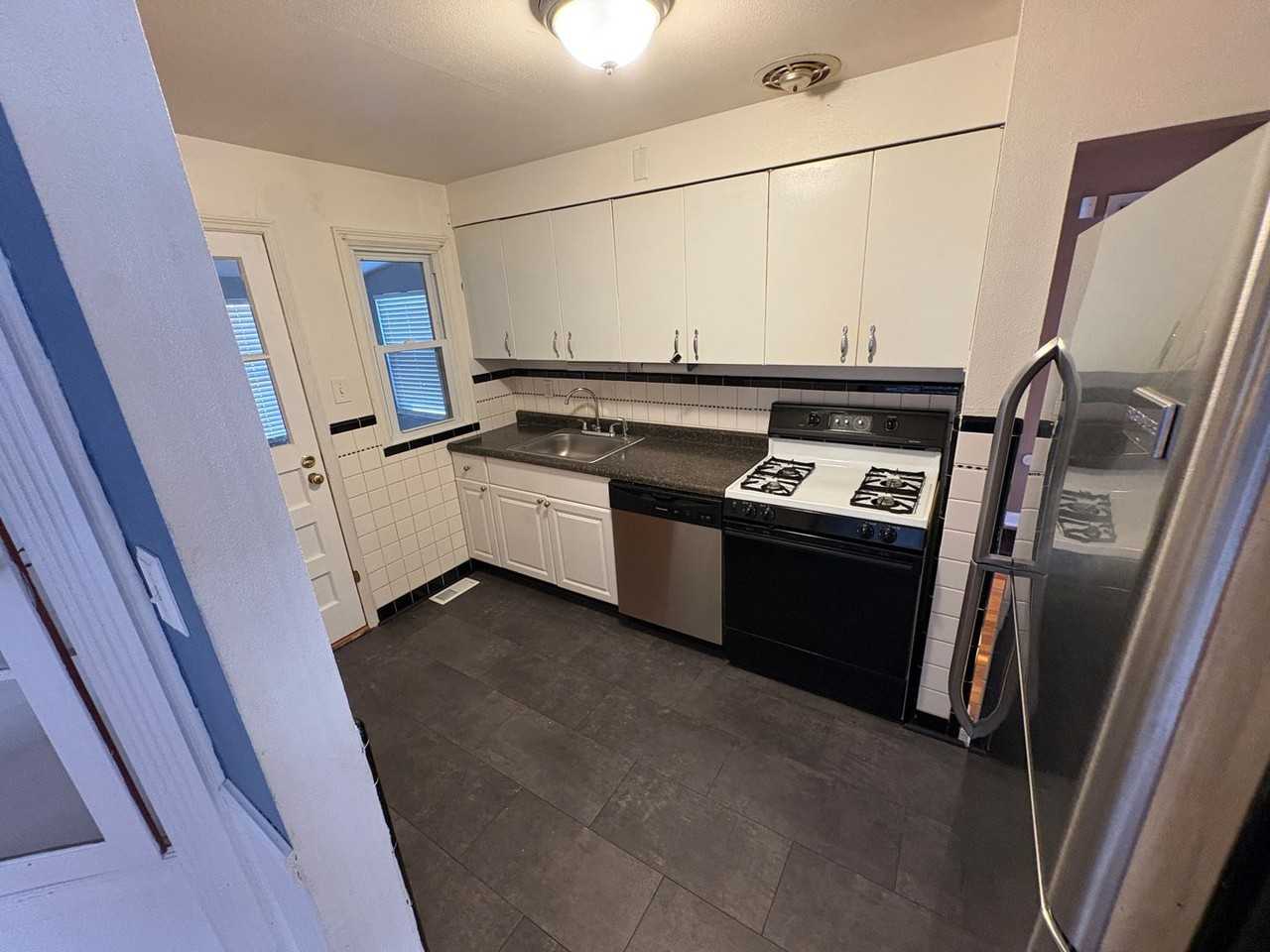 1231 Hoyt Dr - Photo 5 of 9