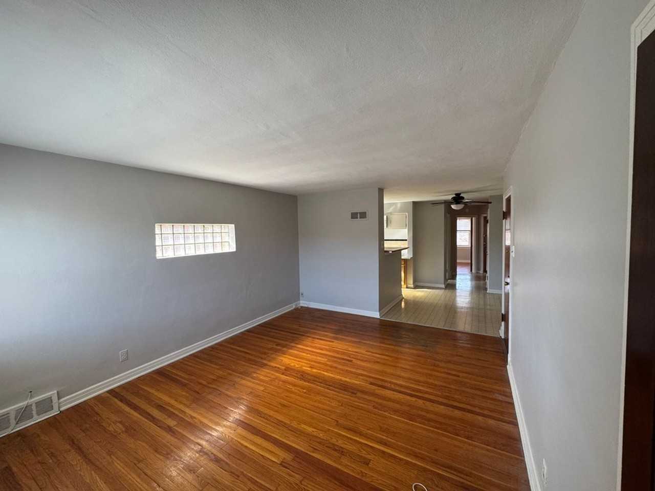 4519 Jamieson Ave - Photo 3 of 10