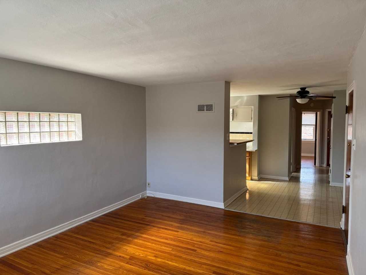 4519 Jamieson Ave - Photo 4 of 10