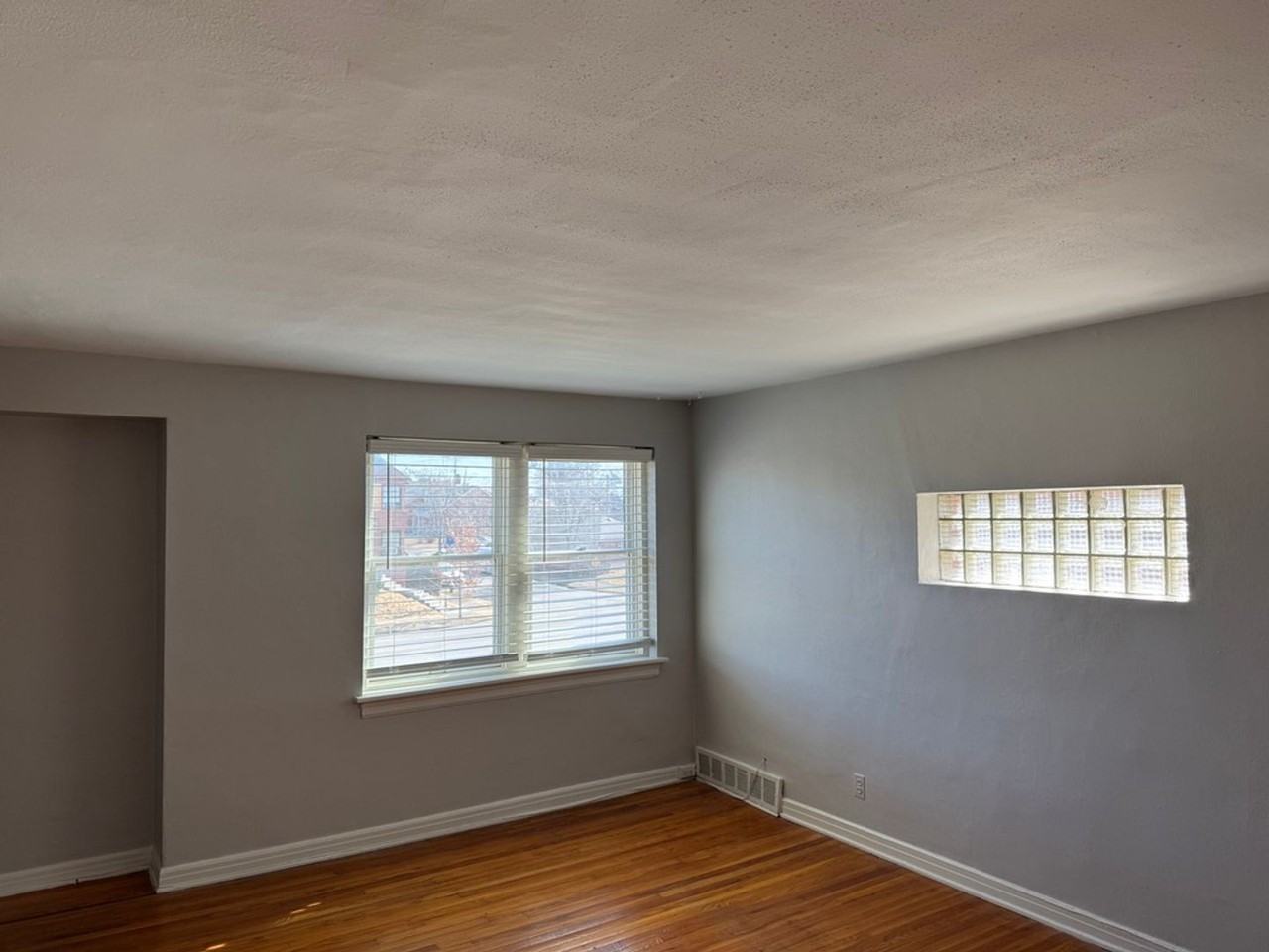 4519 Jamieson Ave - Photo 5 of 10