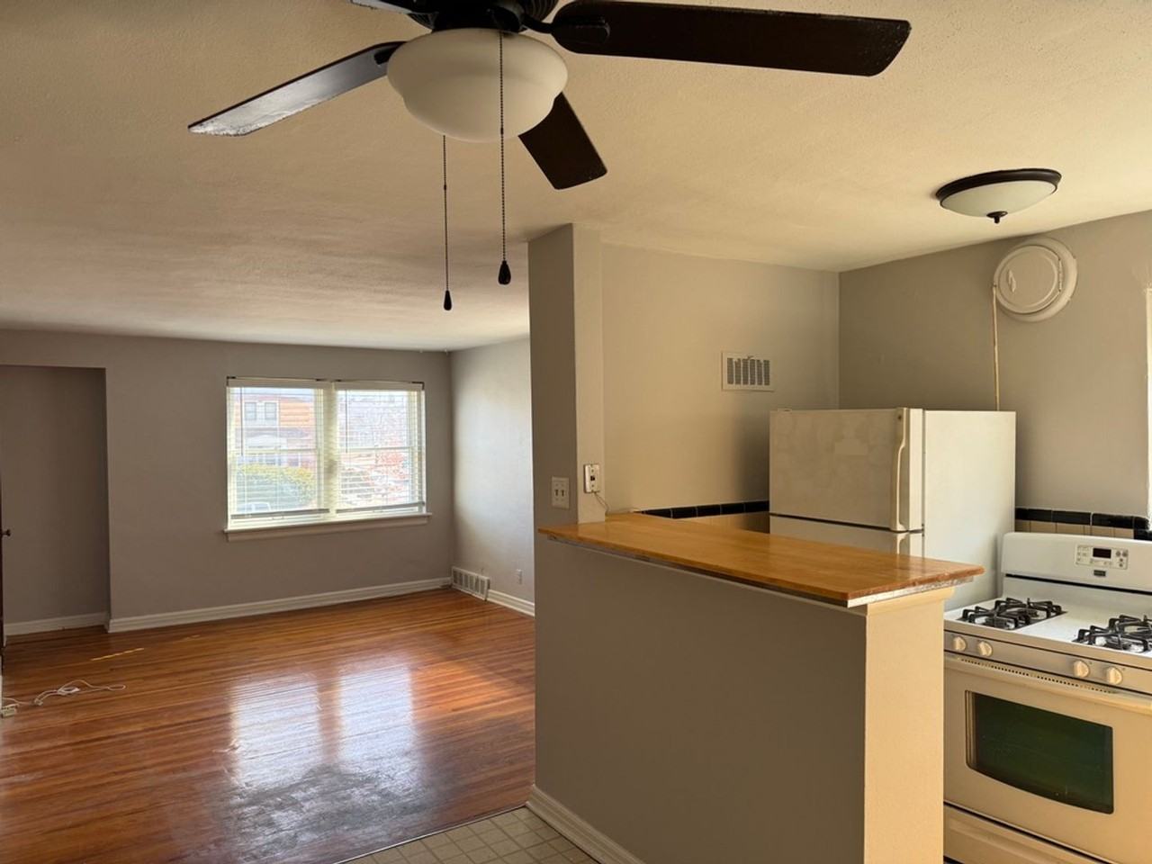 4519 Jamieson Ave - Photo 6 of 10