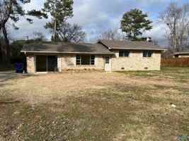 featured image of 909 Lawrence Ave