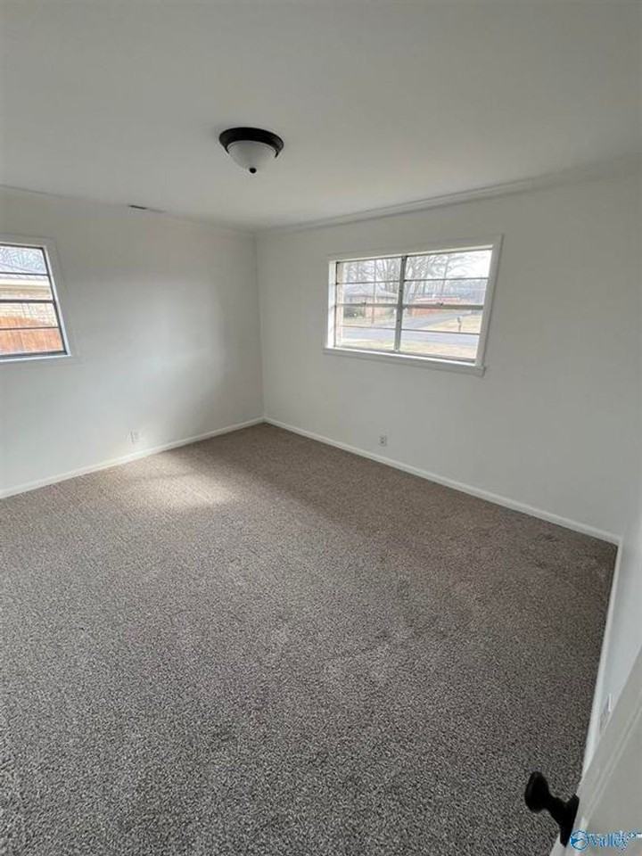 909 Lawrence Ave - Photo 2 of 22