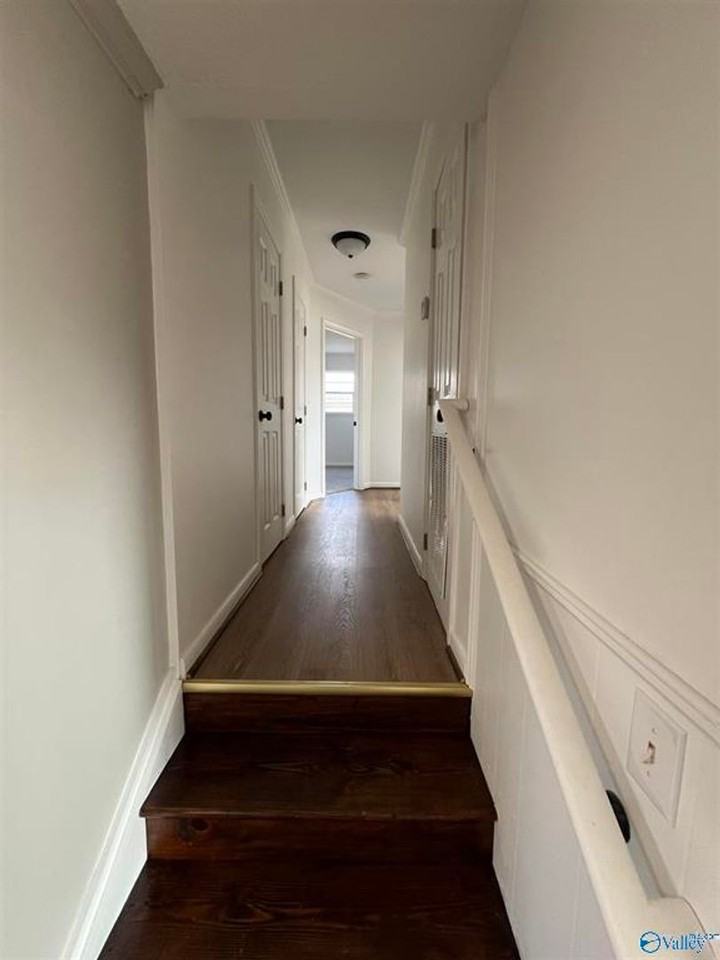 909 Lawrence Ave - Photo 3 of 22