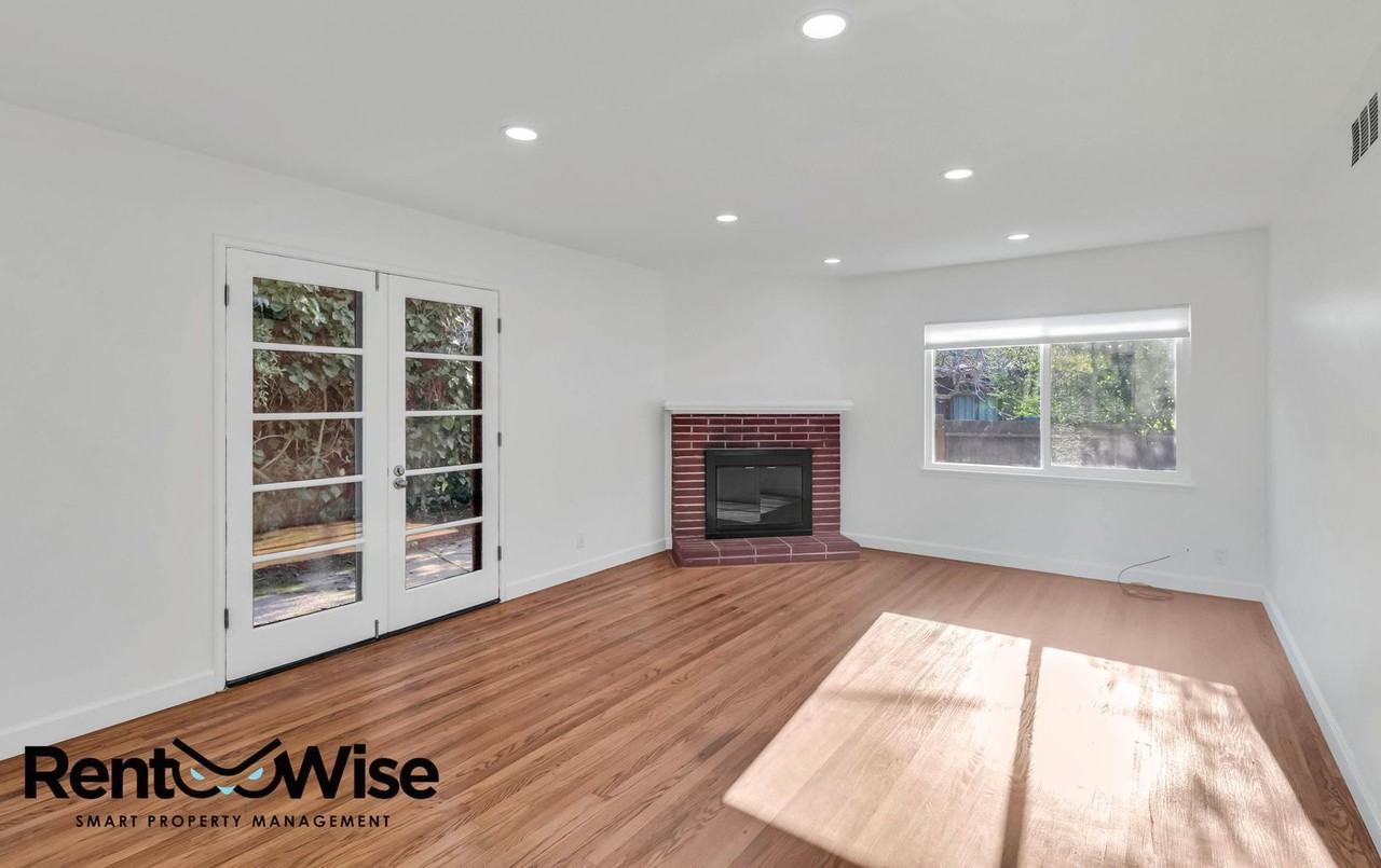 838 Crompton Rd - Photo 4 of 33