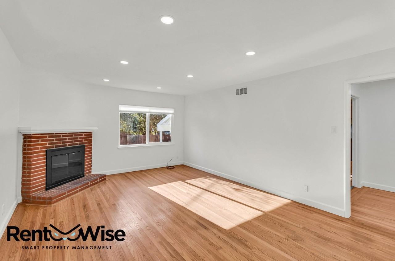 838 Crompton Rd - Photo 5 of 33