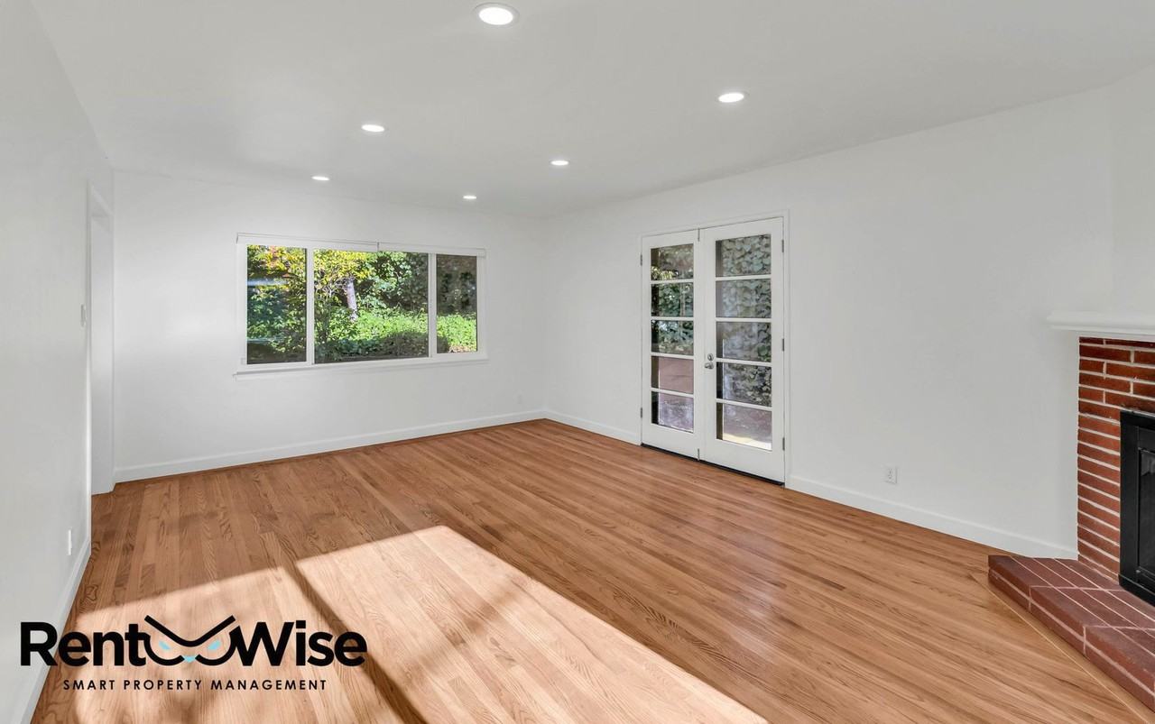 838 Crompton Rd - Photo 6 of 33