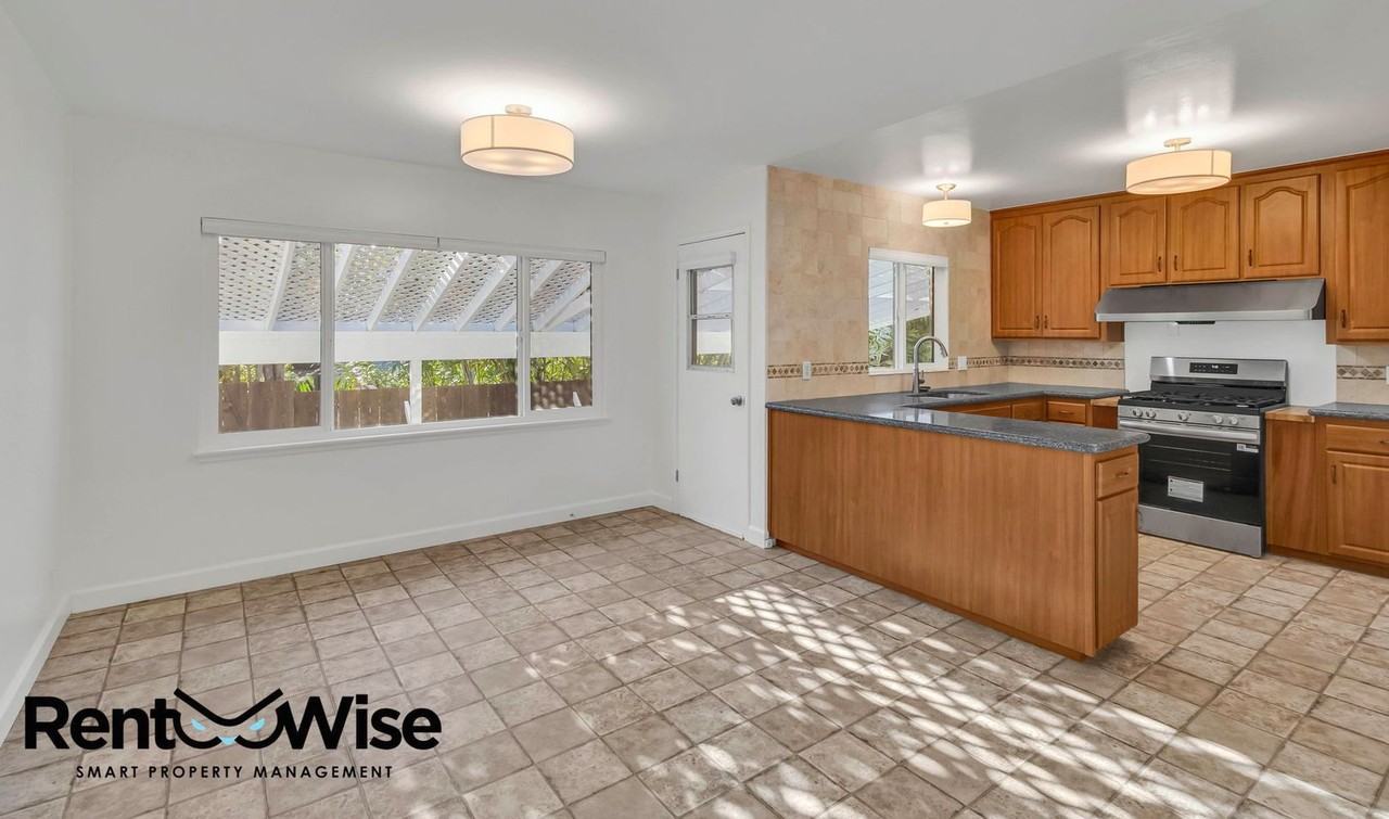 838 Crompton Rd - Photo 7 of 33