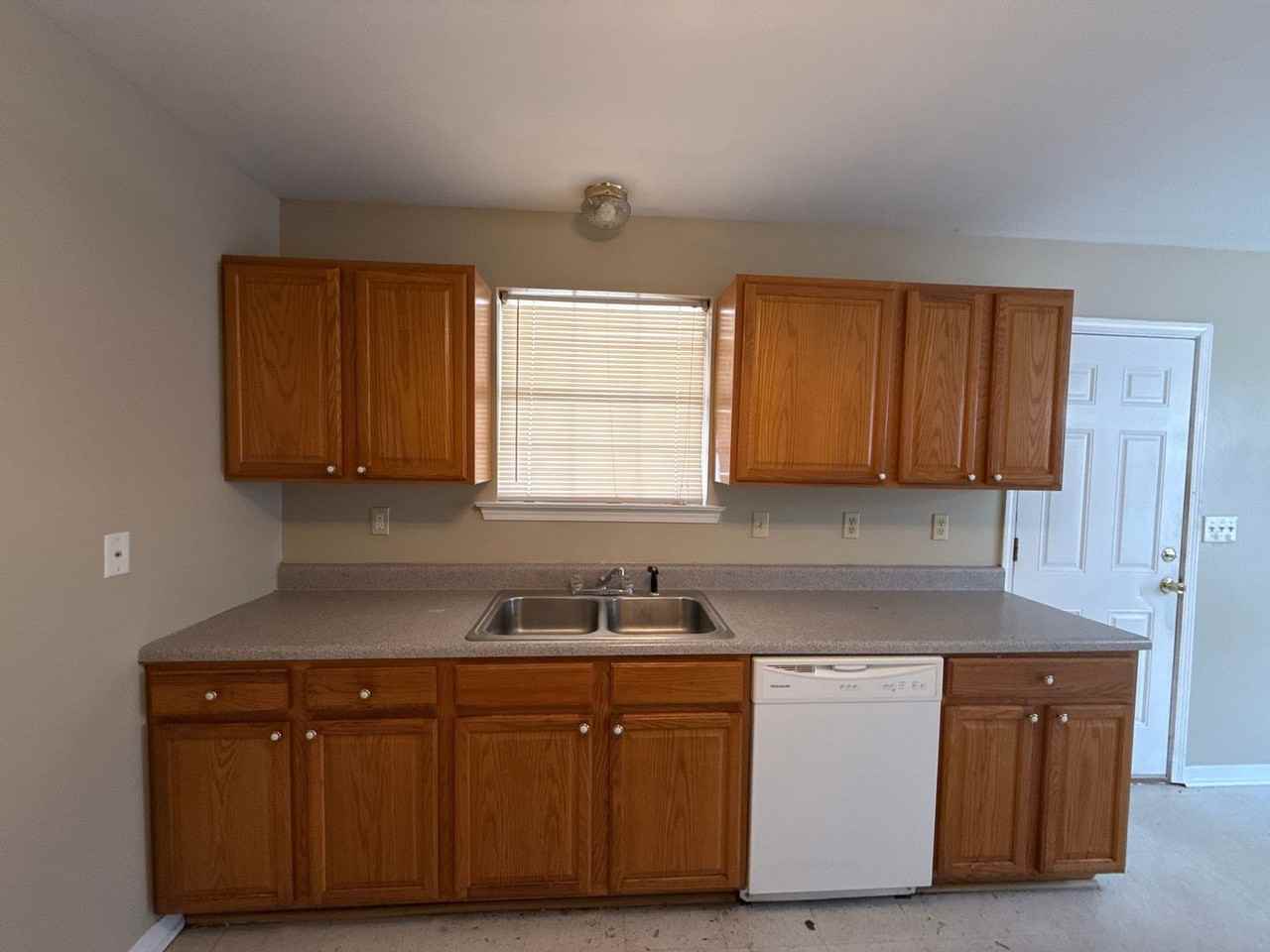 16043 J R Dr - Photo 3 of 29