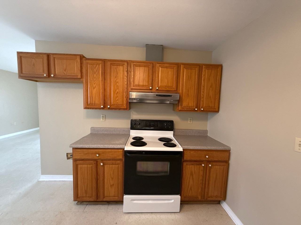 16043 J R Dr - Photo 4 of 29