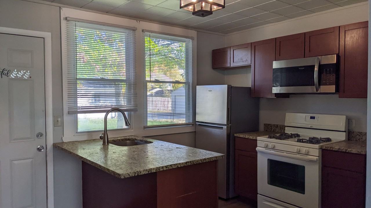 2823 Garfield Dr - Photo 2 of 7