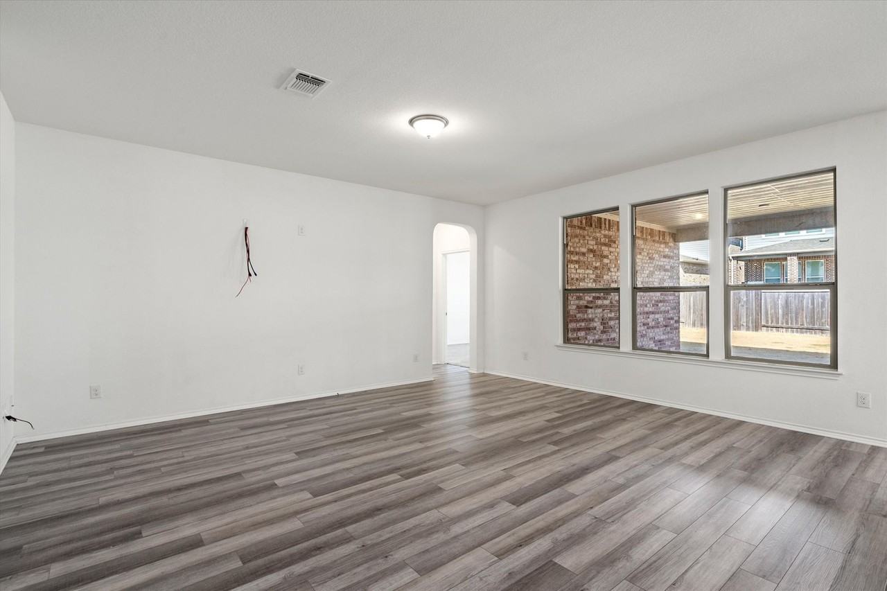 1901 Bogata Ln - Photo 7 of 39