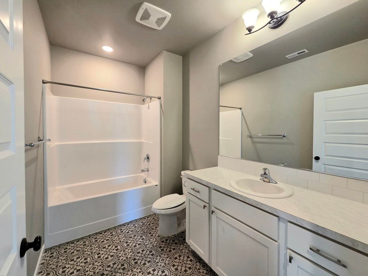 717 J St Ne - Photo 4 of 39