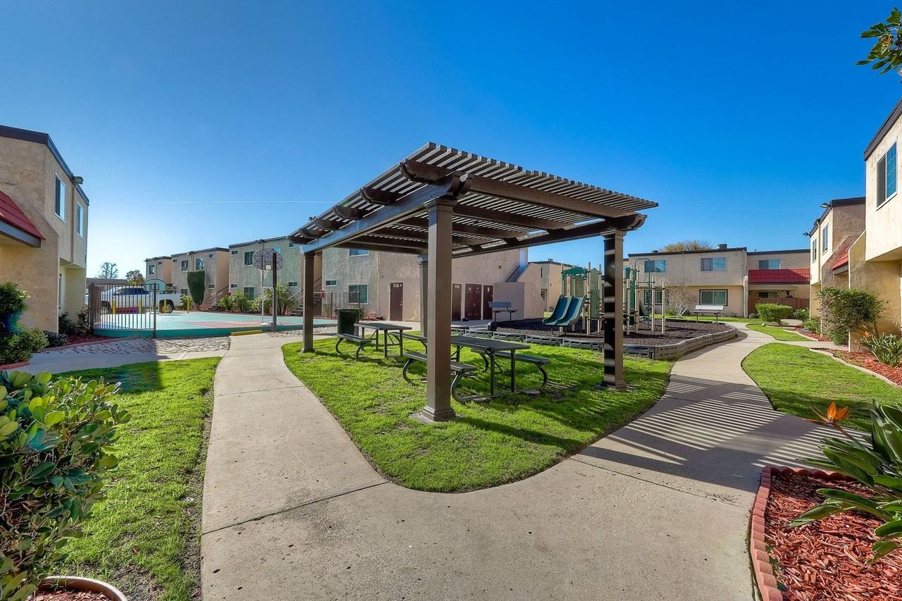 La Roca Plaza - Photo 3 of 50