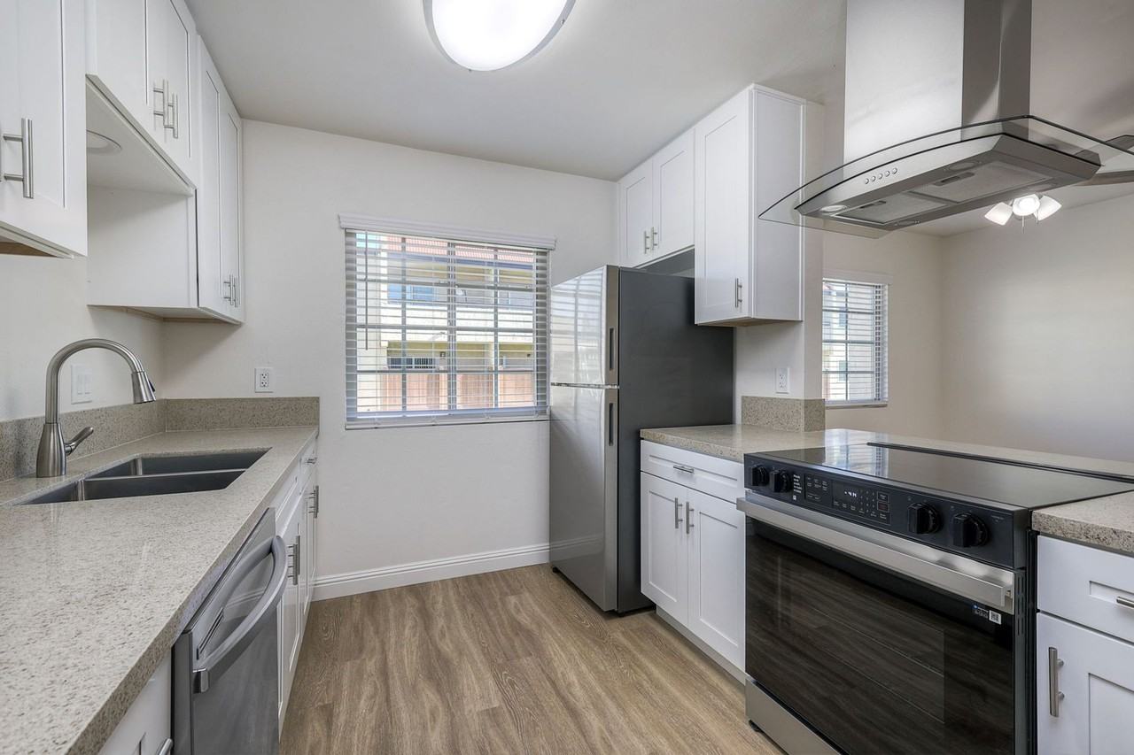 La Roca Plaza - Photo 5 of 50