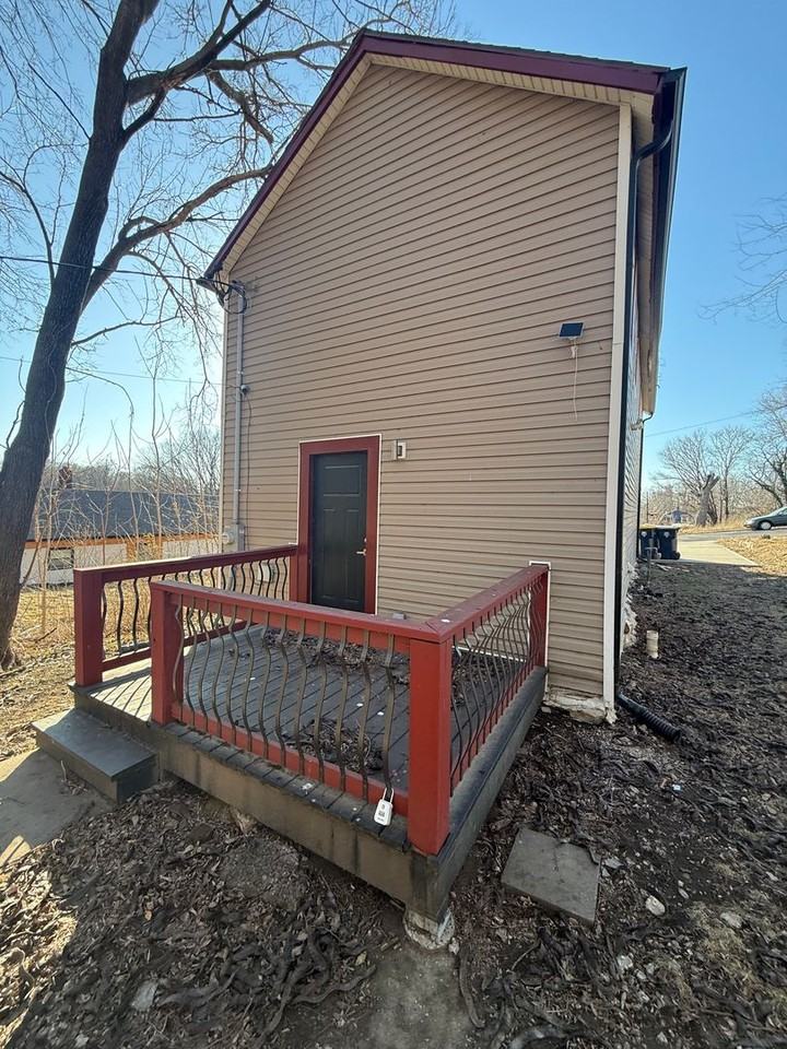 2313 Michigan Ave - Photo 4 of 18