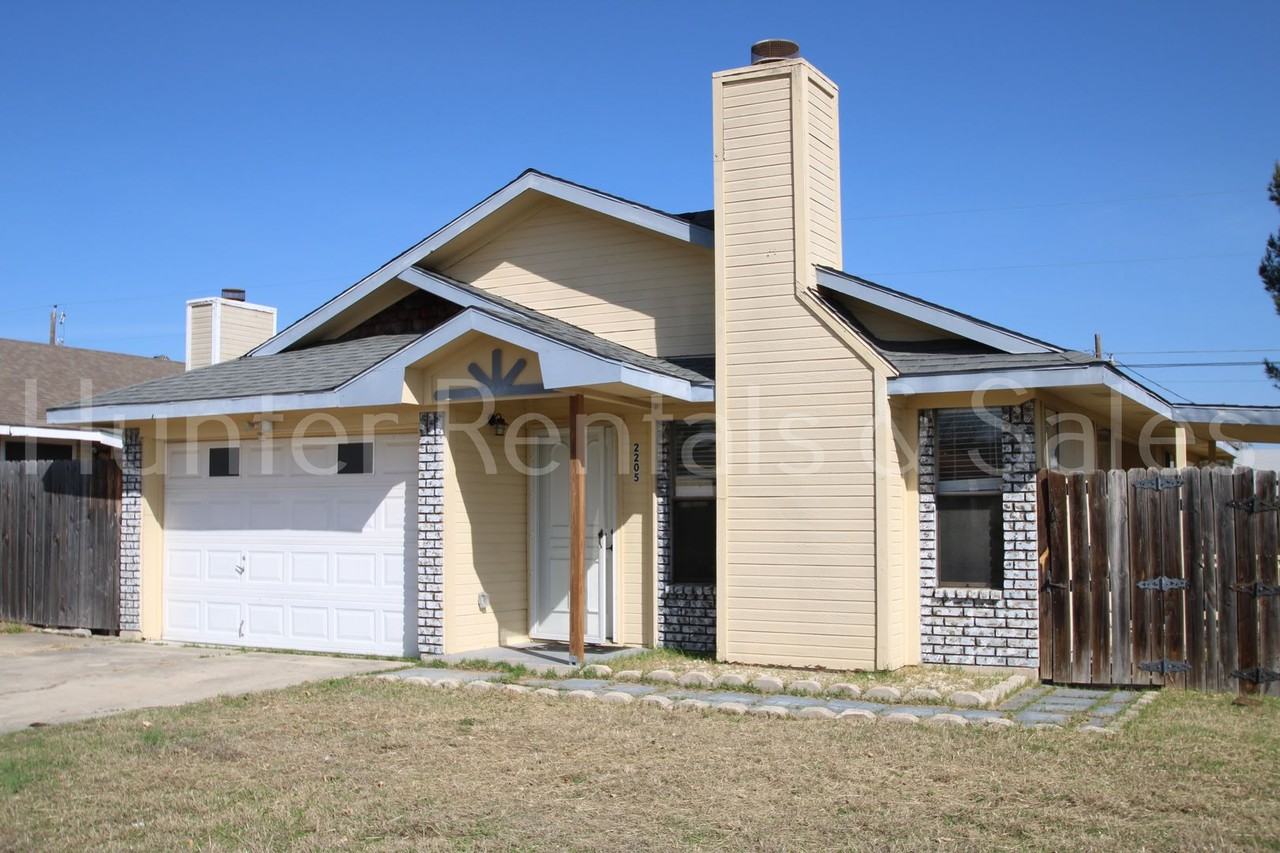 2205 Cimmaron Dr - Photo 2 of 26