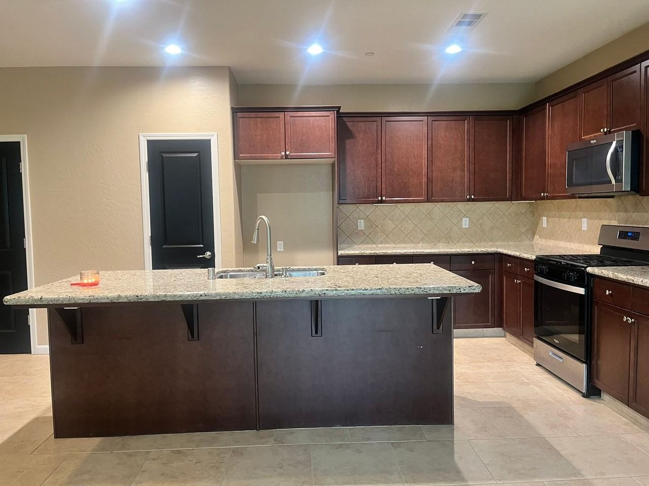 2126 N Lindsay Ct - Photo 2 of 18