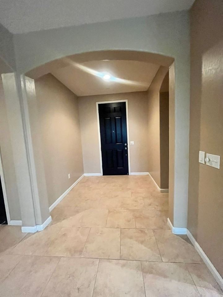 2126 N Lindsay Ct - Photo 5 of 18