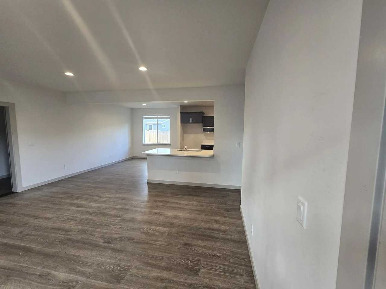 YECK-683 - Photo 3 of 34