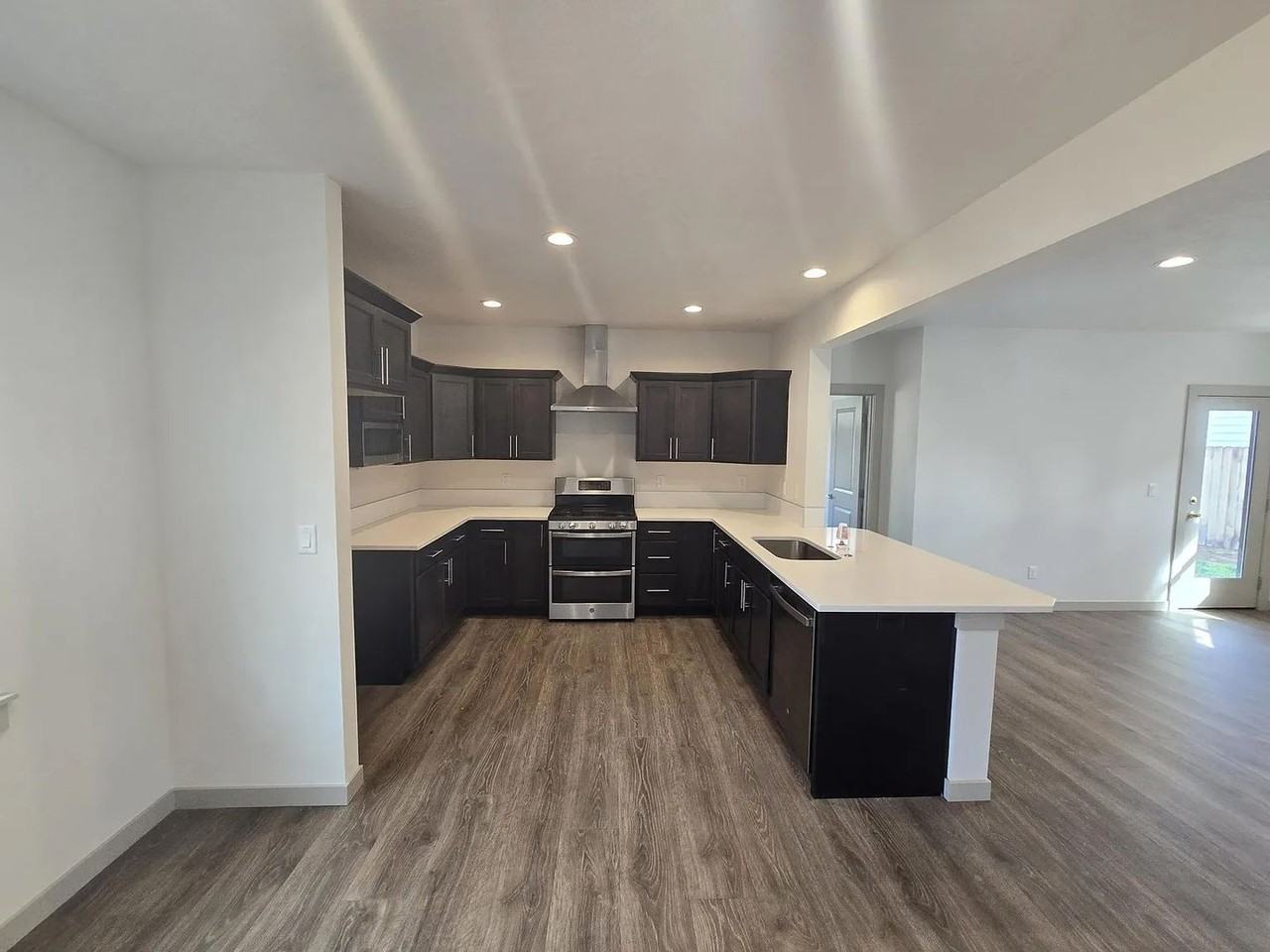 YECK-683 - Photo 4 of 34