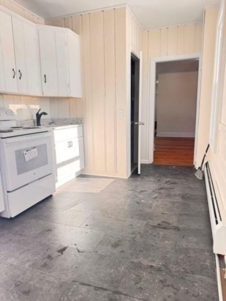 121 Newton St - Photo 2 of 28