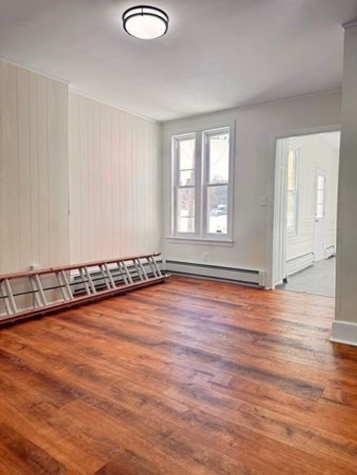 121 Newton St - Photo 5 of 28