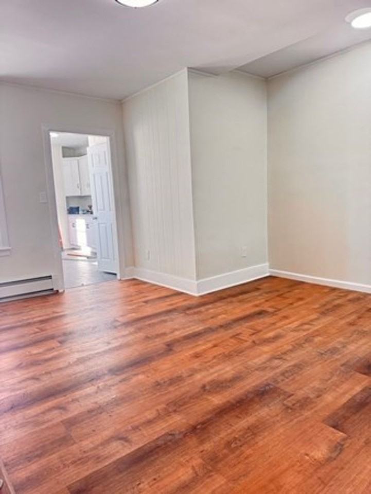 121 Newton St - Photo 6 of 28