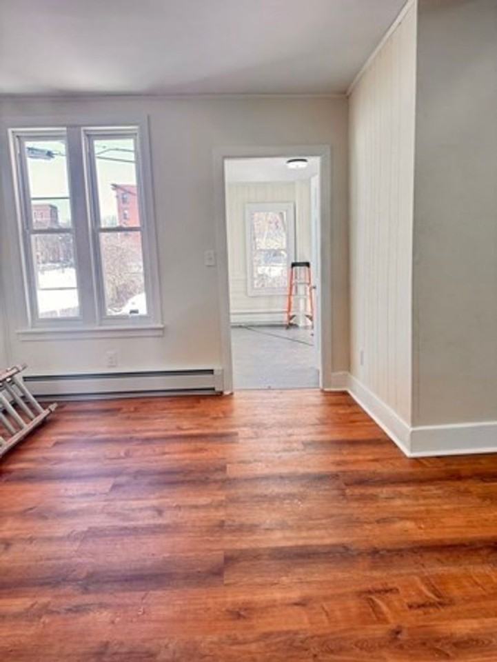 121 Newton St - Photo 7 of 28