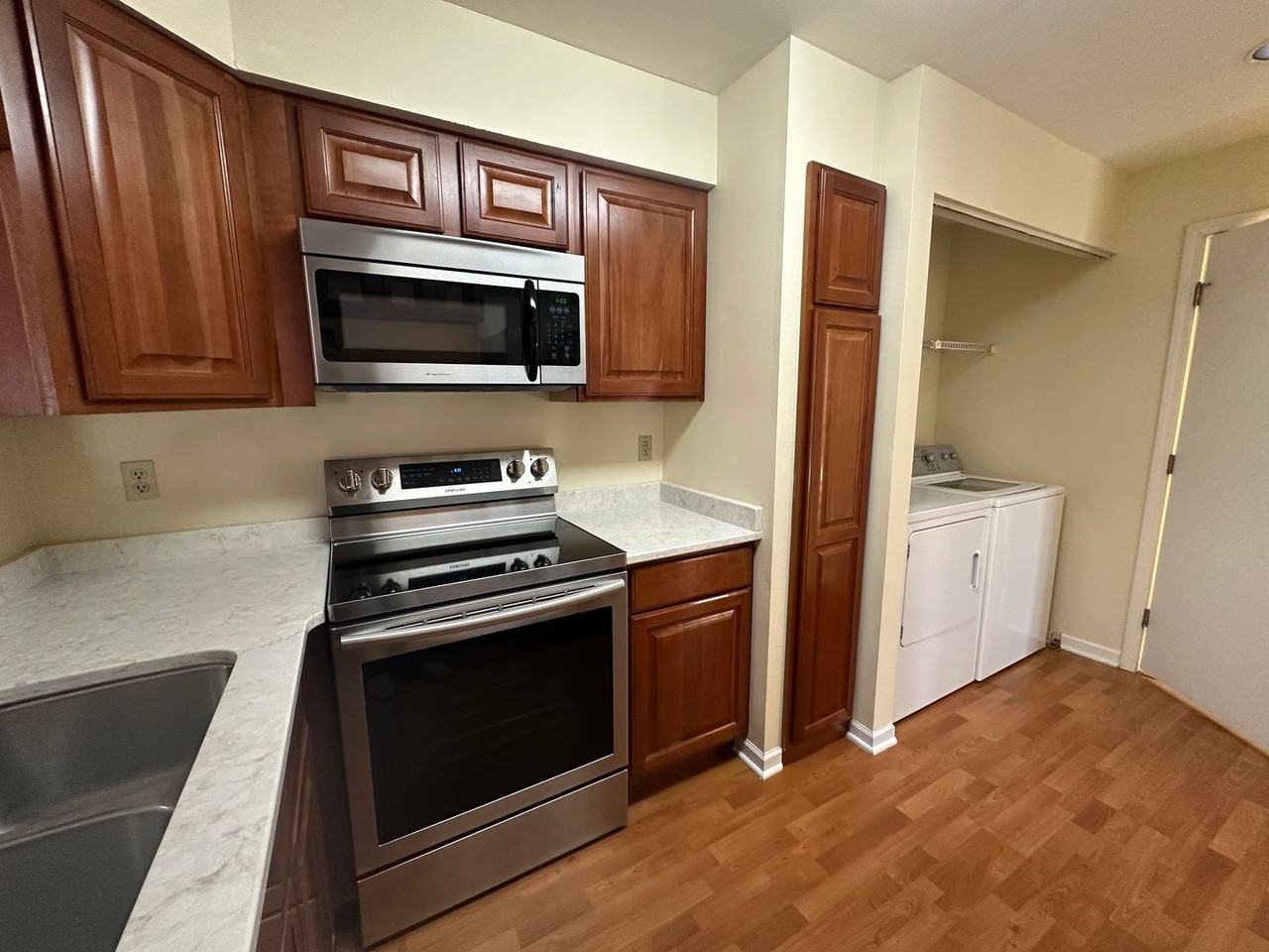 921 Harbor House Dr - Photo 4 of 25