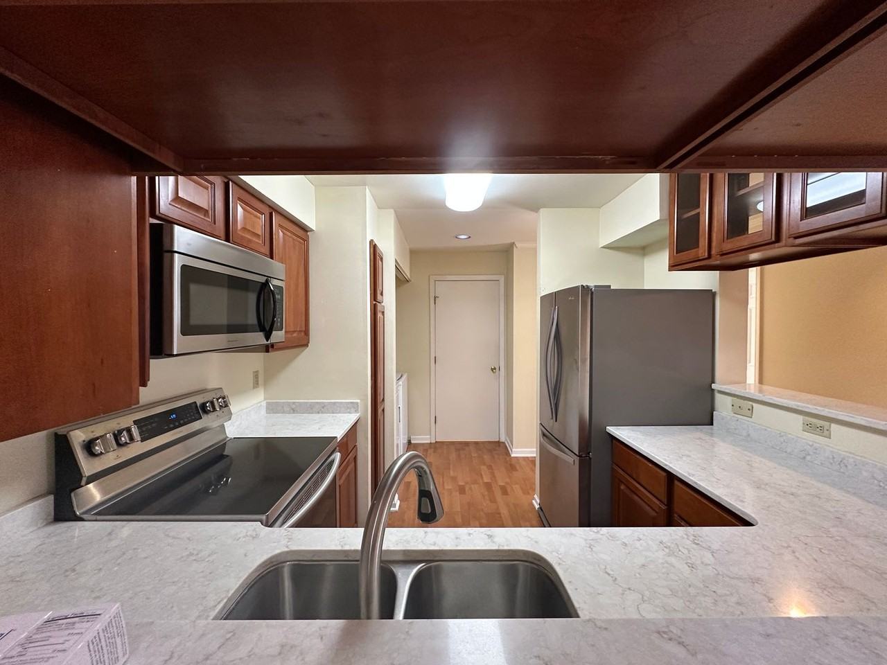 921 Harbor House Dr - Photo 5 of 25