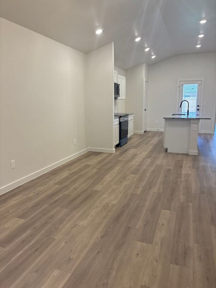2137 Langford Ave - Photo 2 of 12
