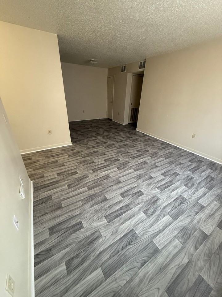 Sherwood Knoll Apartments - Photo 2 of 6