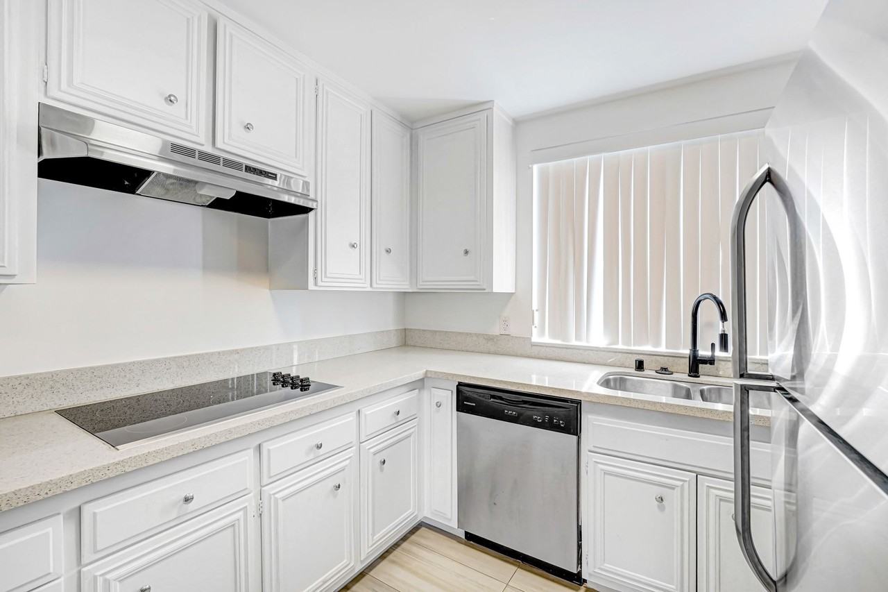 519 Idaho Ave,  1 blocks to Montana and 5 blocks to the beach! - Photo 2 of 3