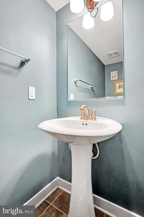 515 Waterdale Dr - Photo 3 of 20