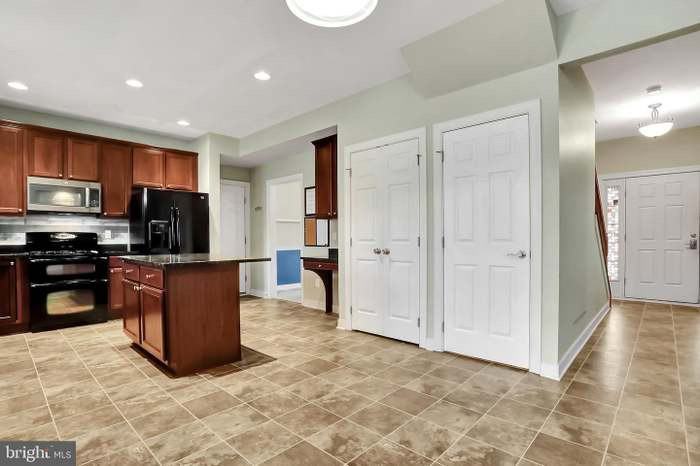 515 Waterdale Dr - Photo 5 of 20