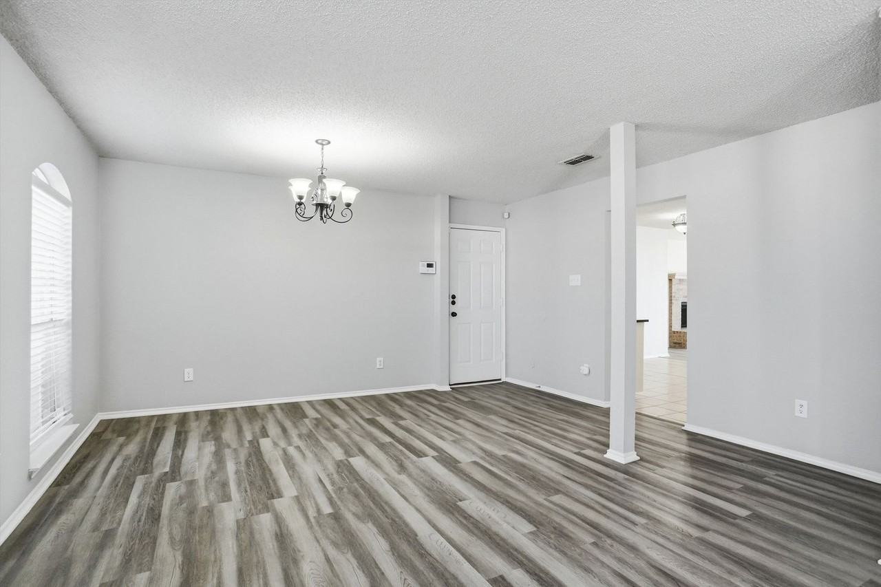 5713 Sea Breeze Ln - Photo 4 of 15