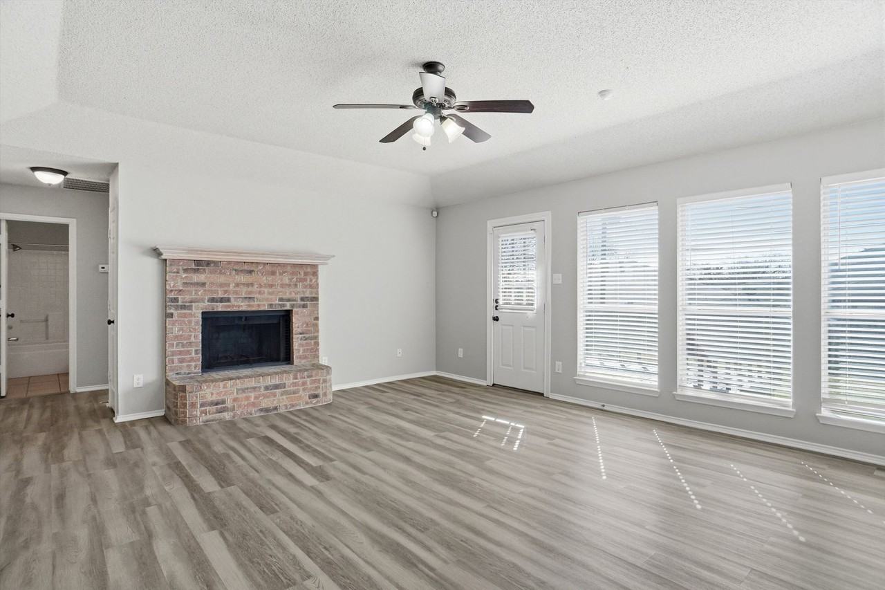 5713 Sea Breeze Ln - Photo 7 of 15