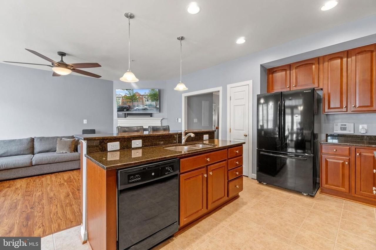 2456 Eastbourne Dr - Photo 3 of 42