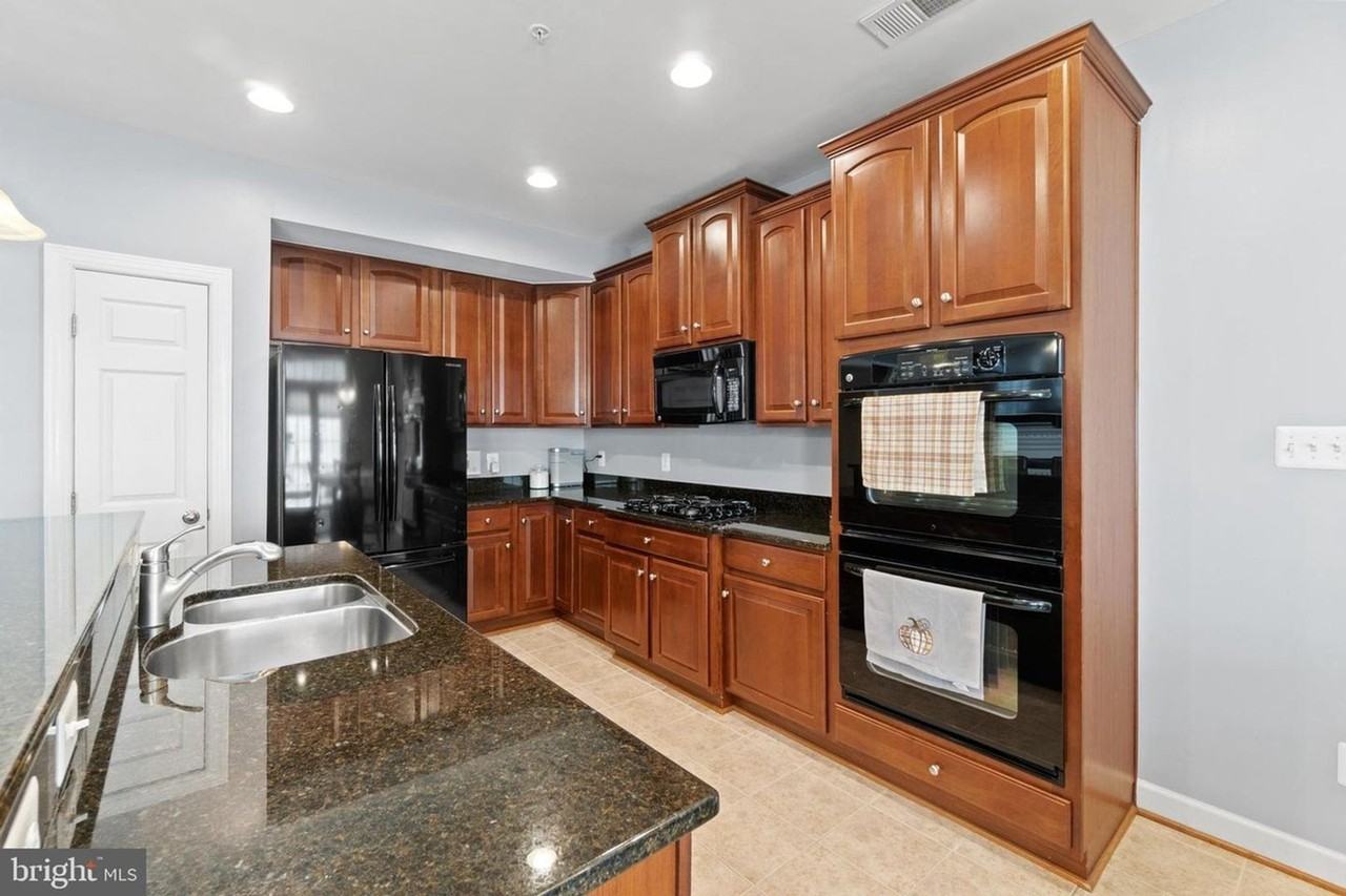 2456 Eastbourne Dr - Photo 4 of 42