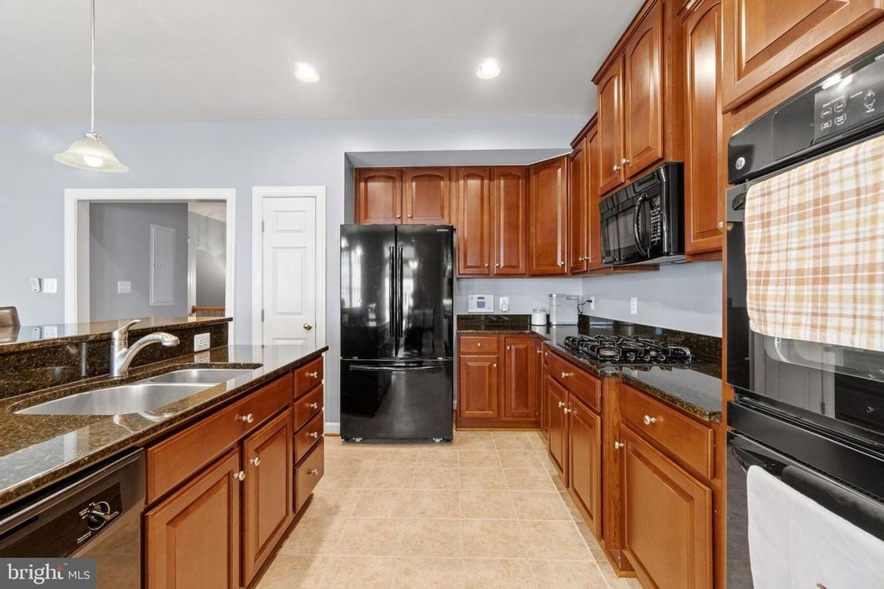 2456 Eastbourne Dr - Photo 5 of 42