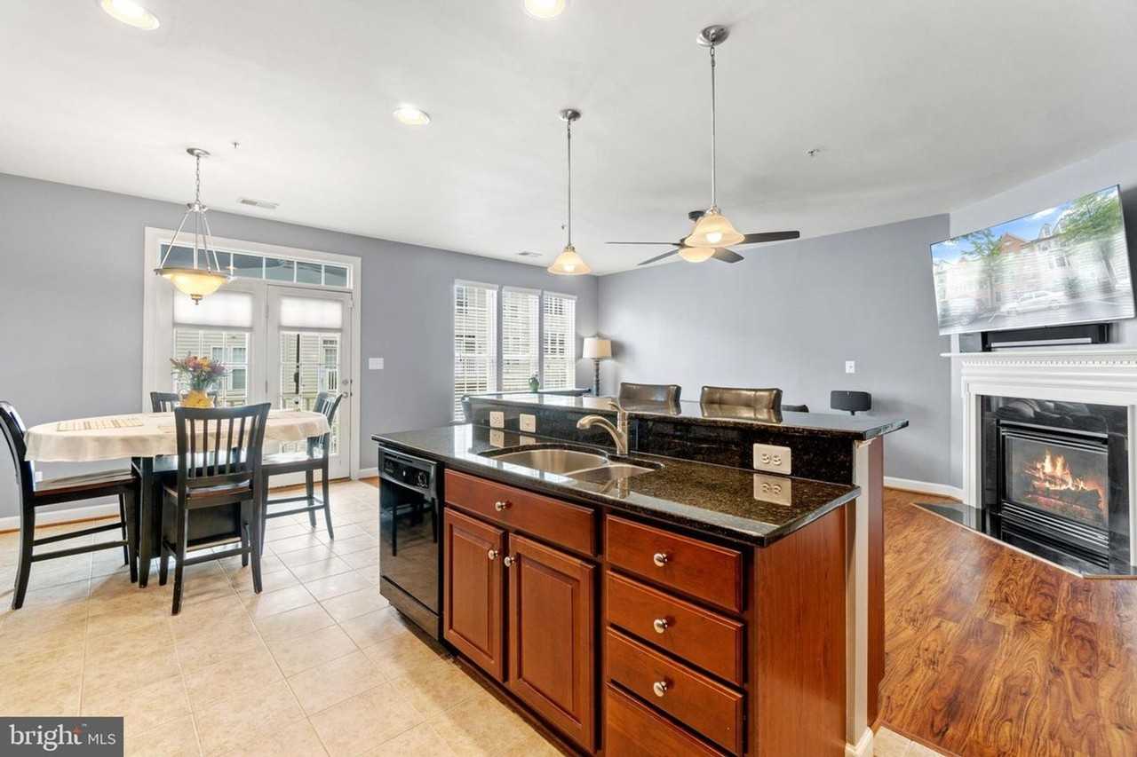 2456 Eastbourne Dr - Photo 7 of 42