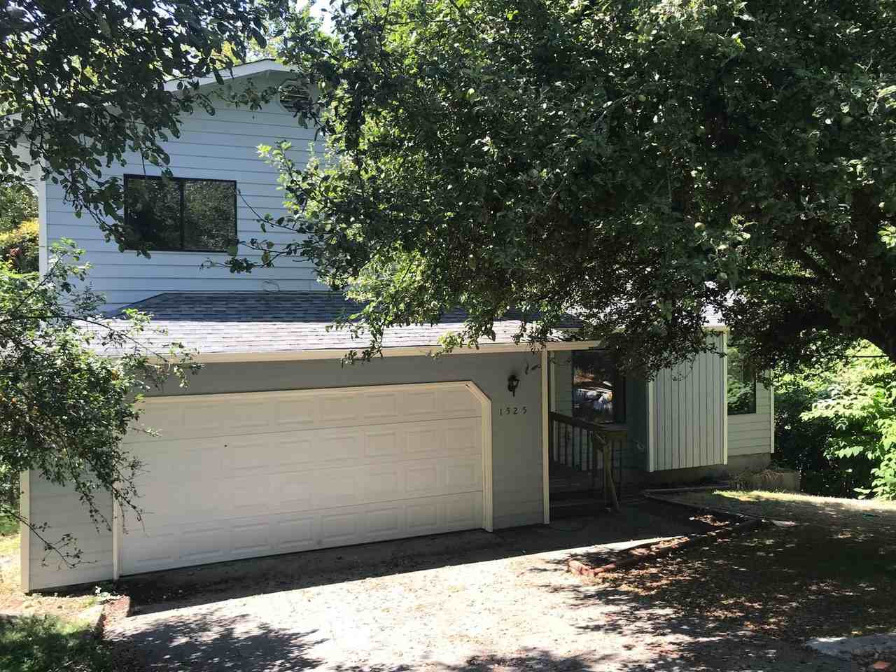 1525 Woburn St - Photo 2 of 16