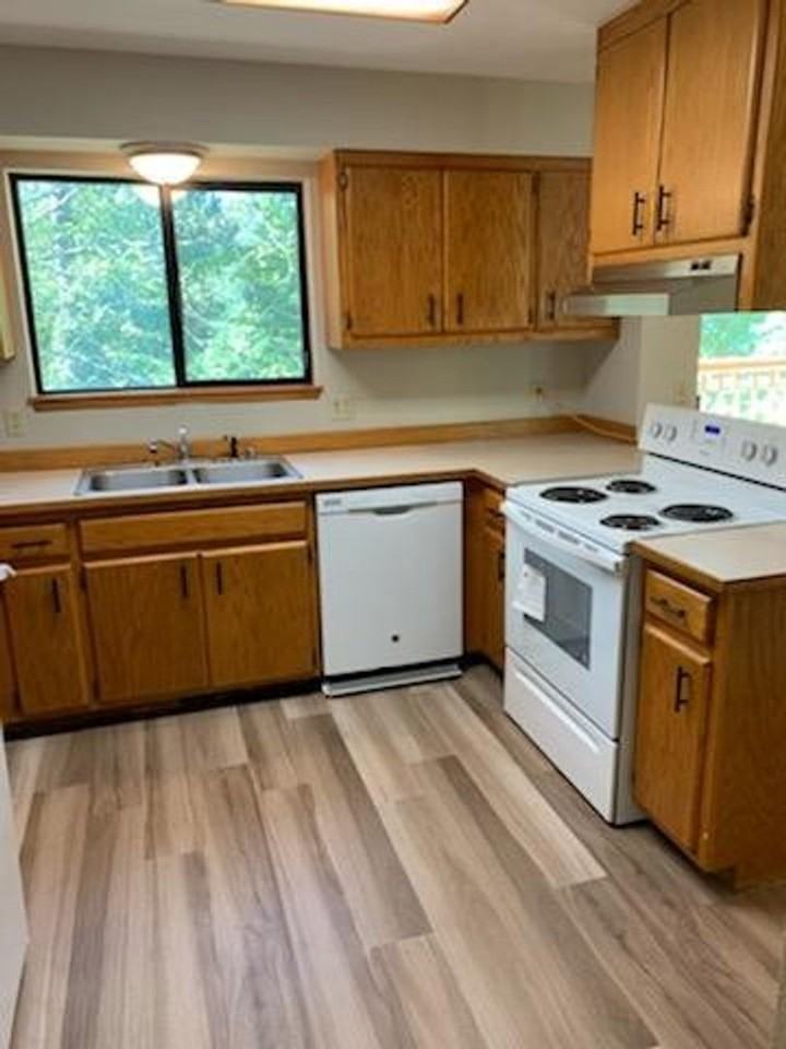 1525 Woburn St - Photo 3 of 16