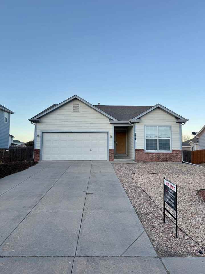 9315 Bethpage Rd - Photo 3 of 38