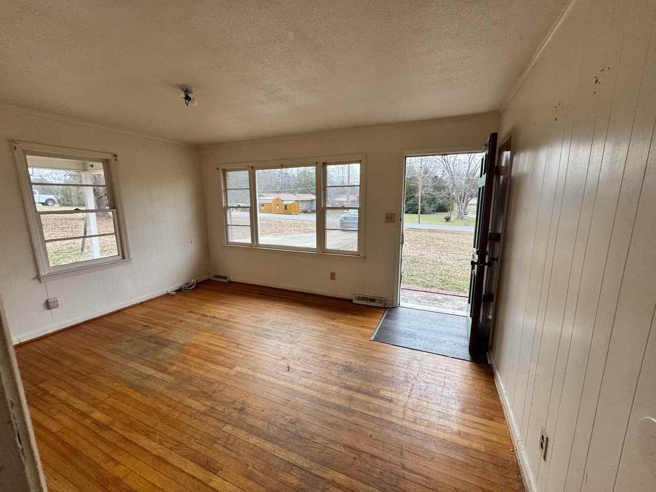 1223 Masonic Dr - Photo 5 of 32