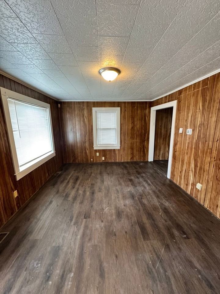 223 Lee St - Photo 4 of 20