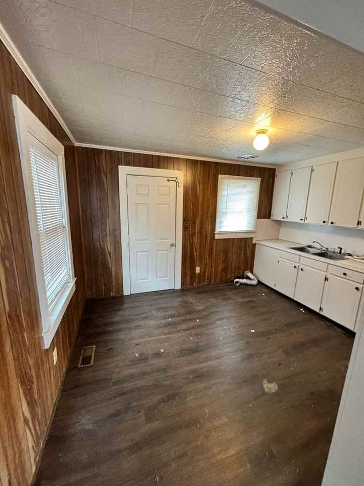 223 Lee St - Photo 6 of 20